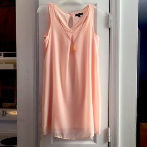 Dress w/detachable necklace.